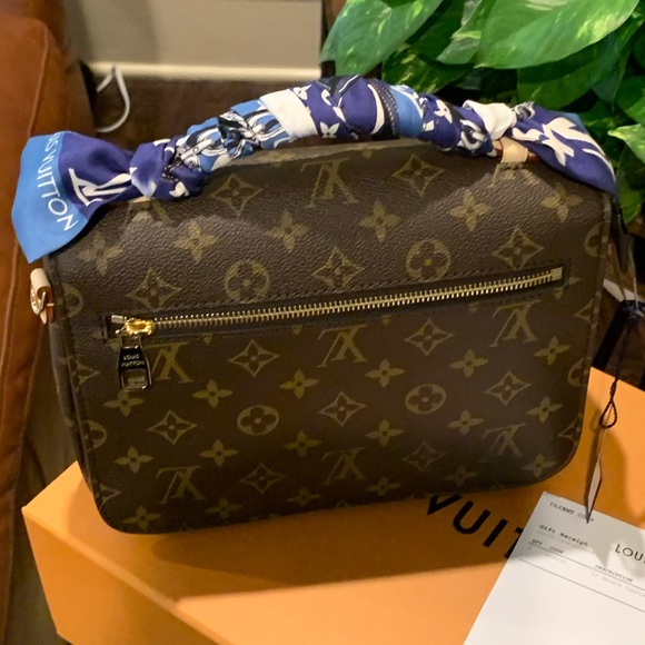 Louis Vuitton Pochette Metis - Picture 12 of 16